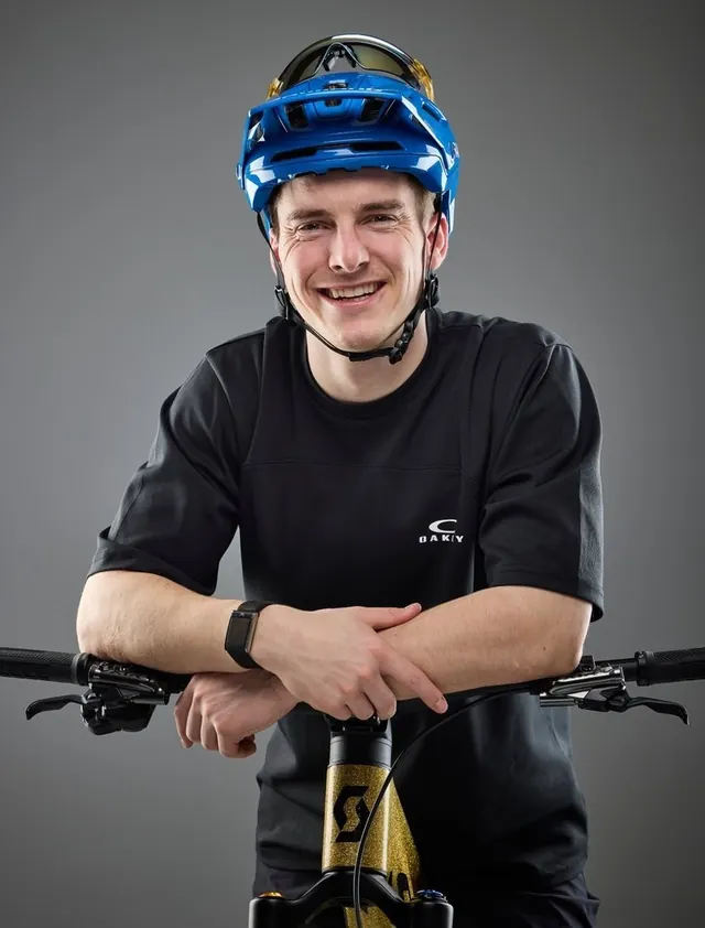Elias Schwärzler mit seinem Bike