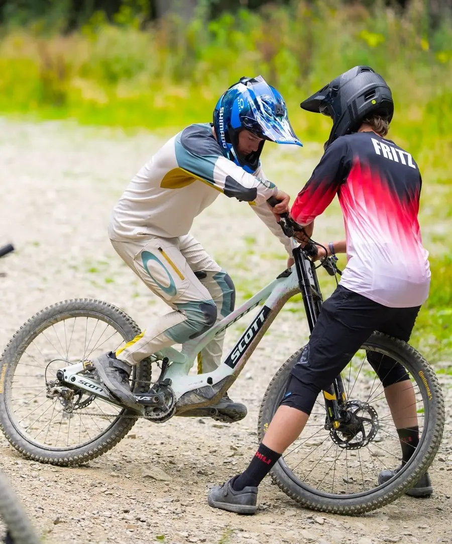 Kurvenposition im Stand: ein Buddy hält das Bike am Lenker